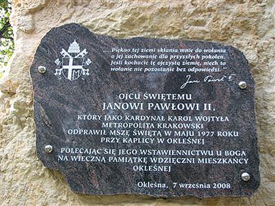 Tablica poświęcona Janowi Pawłowi II w Okleśnej